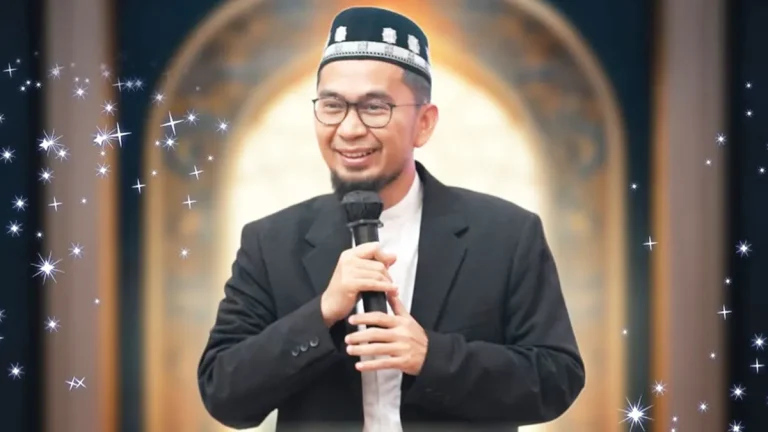 Ustaz Adi Hidayat (UAH) sedang menyampaikan tausiah