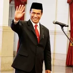Andi Amran Sulaiman melambaikan tangan sambil tersenyum usai dilantik menjadi Menteri Pertanian di Istana Negara