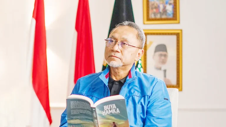 Zulkifli Hasan sedang merenung